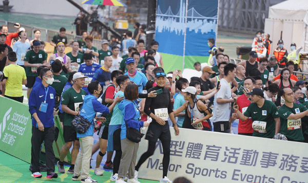 2023香港马拉松周润发赛后