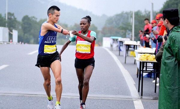 2017池州马拉松比赛中外籍女选手为中国断臂运动员任耀递水