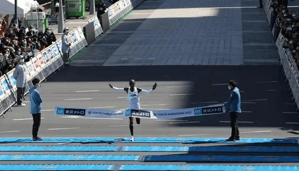 2022年，基普乔格以2小时02分40秒夺得2021东京马拉松冠军